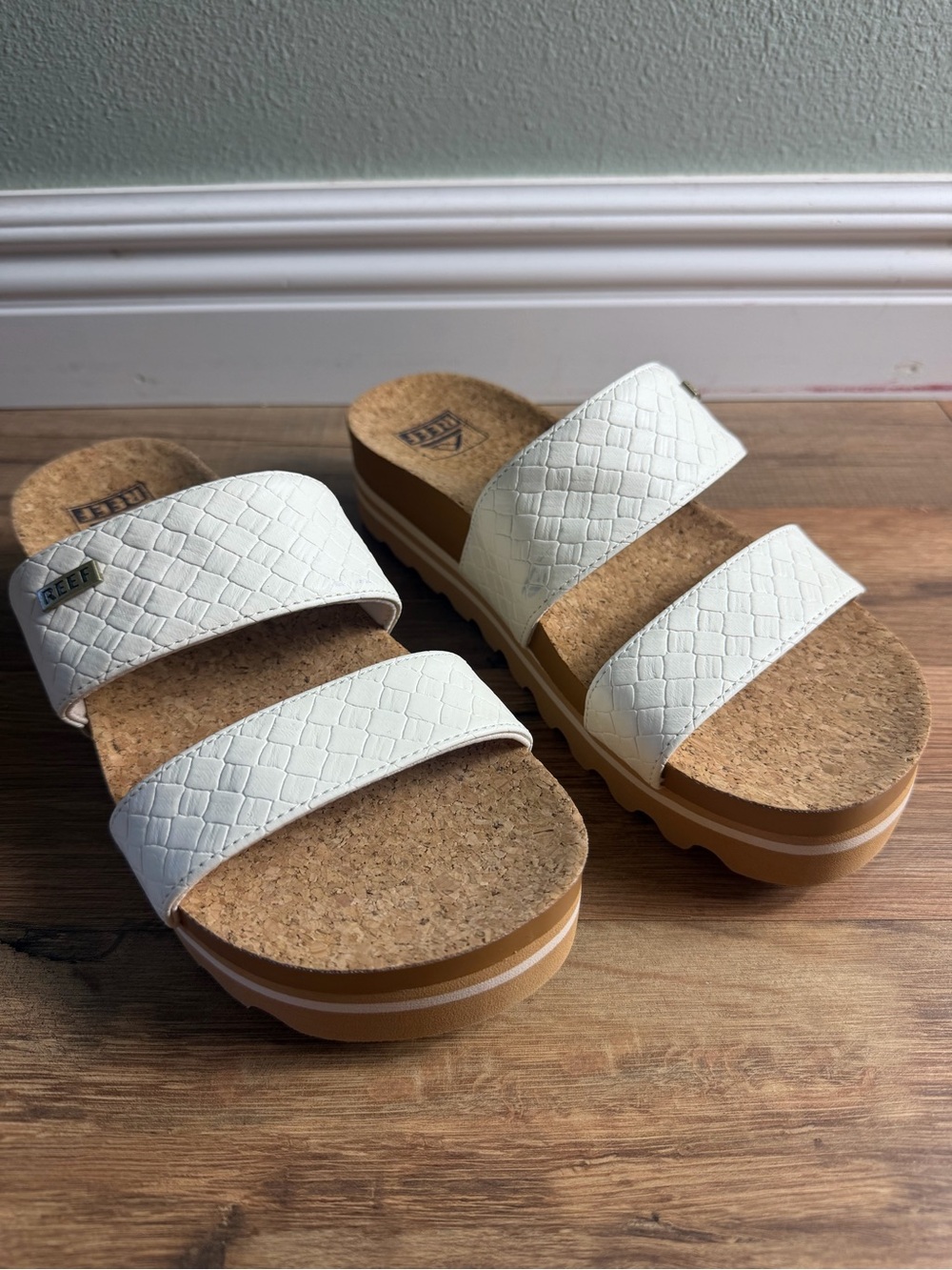 Women’s Reef Cushion Vista Hi Platform Sandals Size 7.5 White Arch Support NWOT